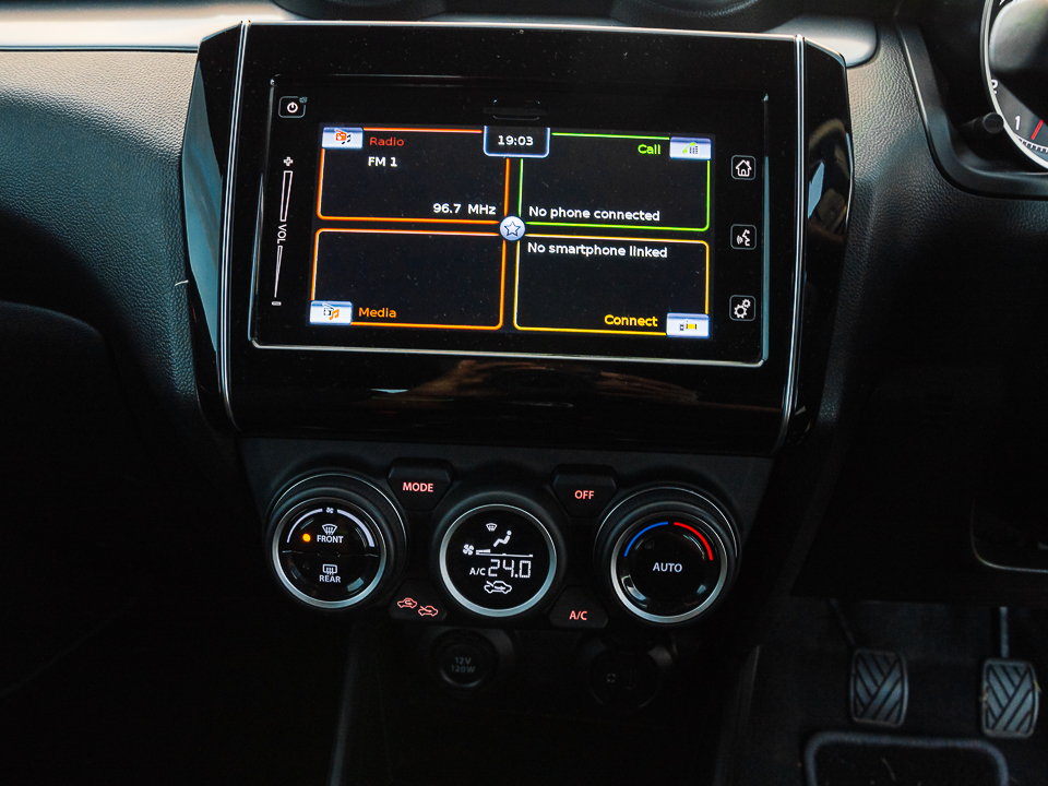 Suzuki Swift GLX screen