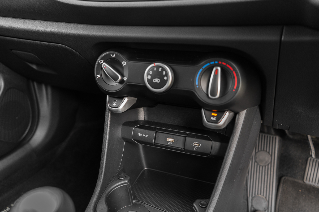 2024 Kia Picanto interior